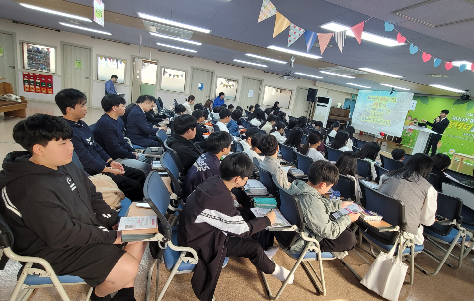 elementary 2 image 04